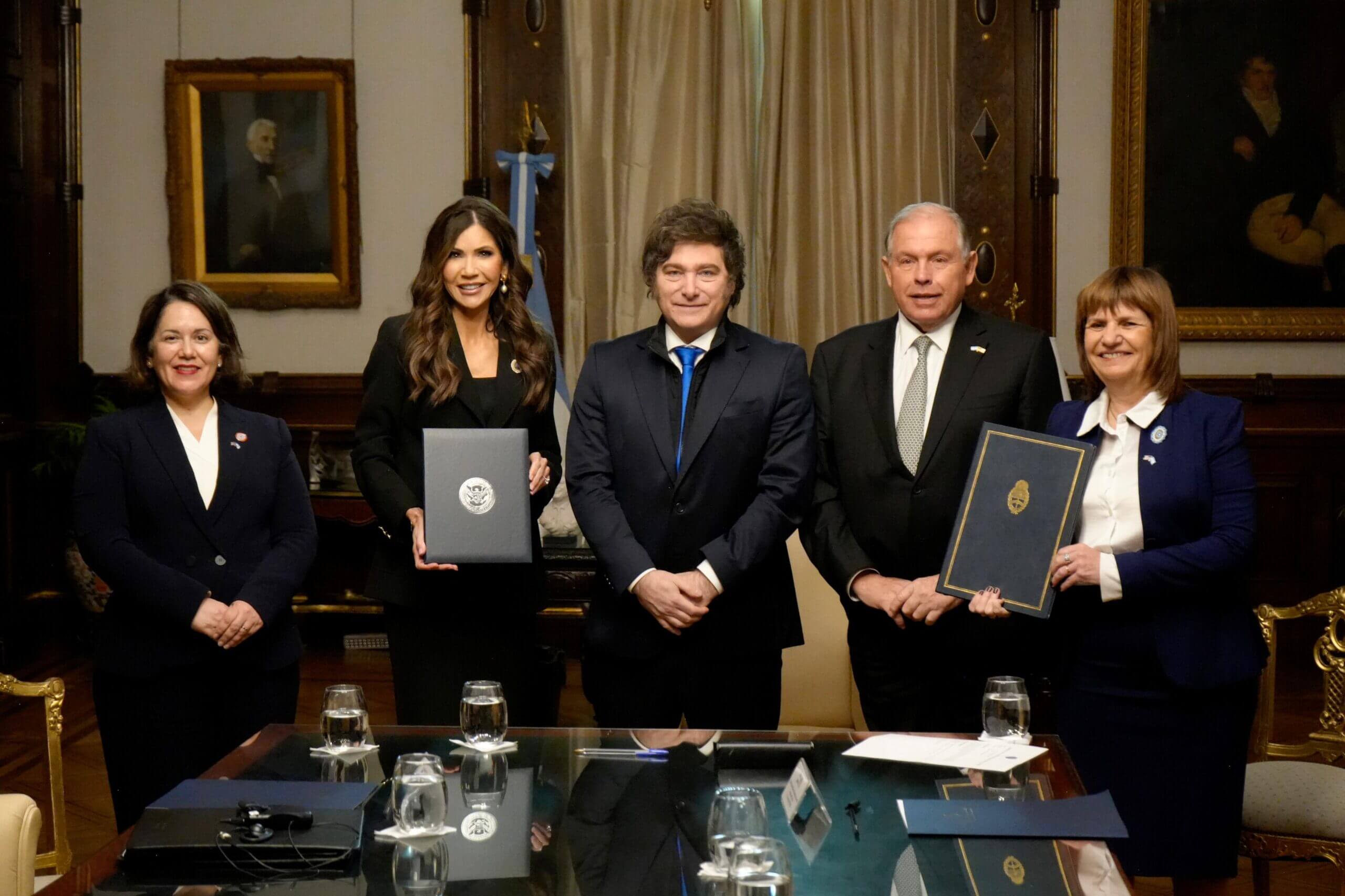 El presidente Javier Milei recibió a Noem en Casa Rosada junto al canciller Gerardo Werthein y la ministra de Seguridad Patricia Bullrich, en un encuentro donde se discutieron temas de seguridad migratoria, cooperación bilateral y lucha contra el terrorismo.