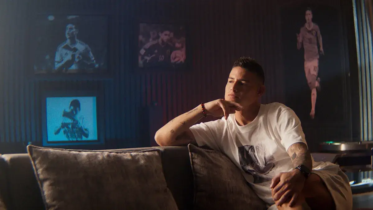 James Rodriguez sentado en un sillón