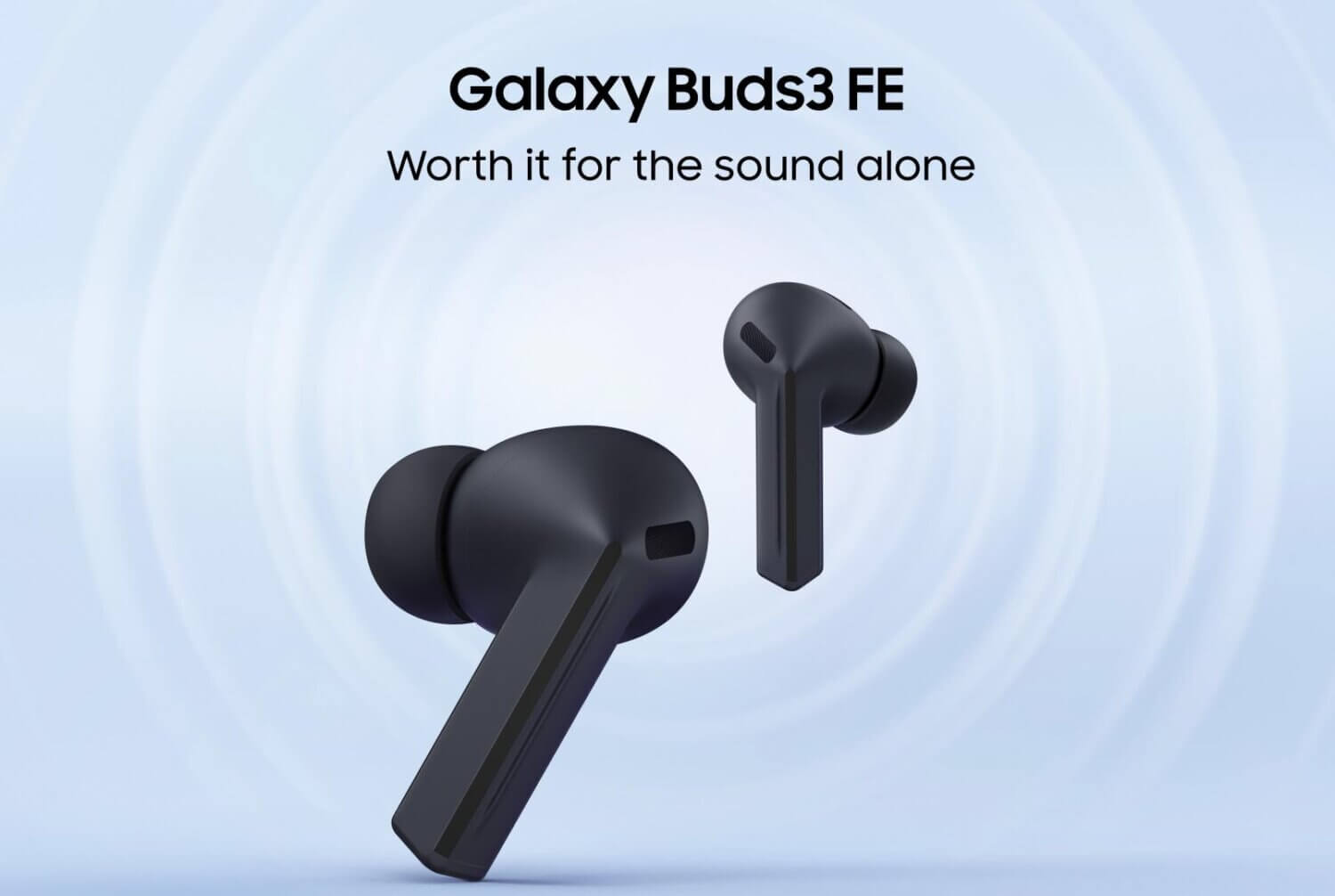 Primer plano de los Galaxy Buds3 FE en color negro flotando sobre un fondo azul, mostrando el diseño Blade característico de los audífonos.