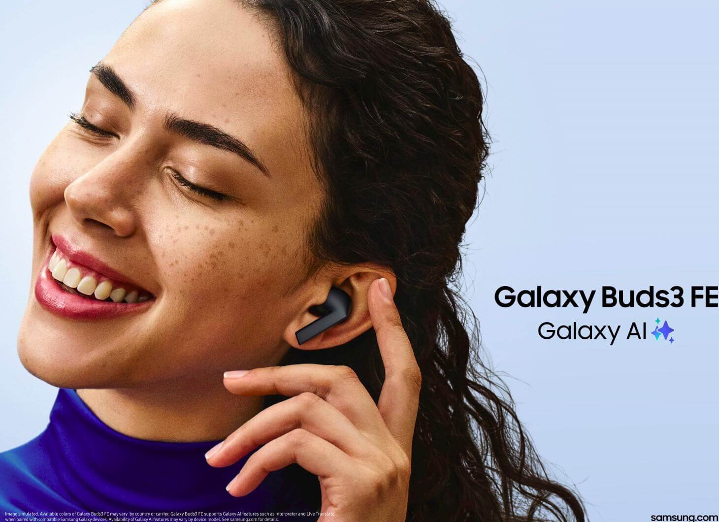 Una mujer sonríe mientras usa los Galaxy Buds3 FE en color negro, mostrando el diseño Blade característico de los audífonos.