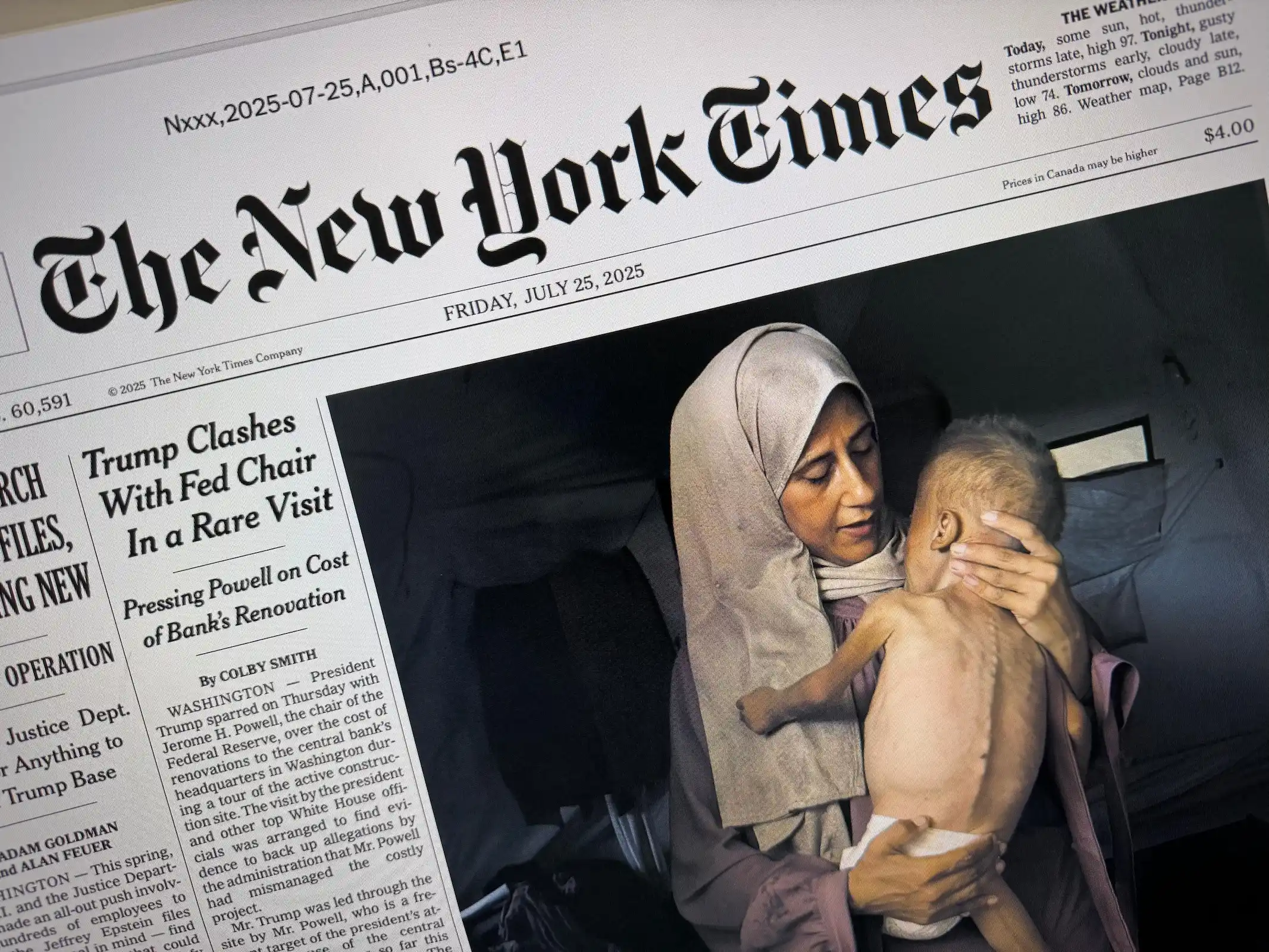 Fotografía de pantalla mostrando la portada del The New York Times del 25 de julio de 2025 con la imagen de Mohammed Zakaria al-Mutawaq, citada por Netanyahu como parte de una campaña de difamación contra Israel. El Xpress
