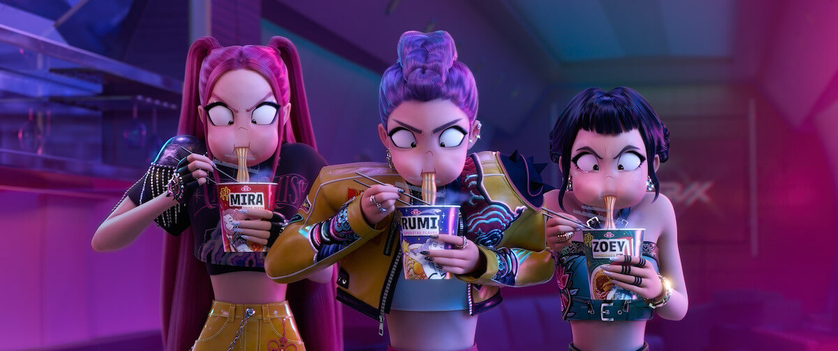 Rumi (voz de Arden Cho), Zoey (voz de Ji-Young Yoon) y Mira (voz de May Hong) comen fideos juntas en ‘KPop Demon Hunters’