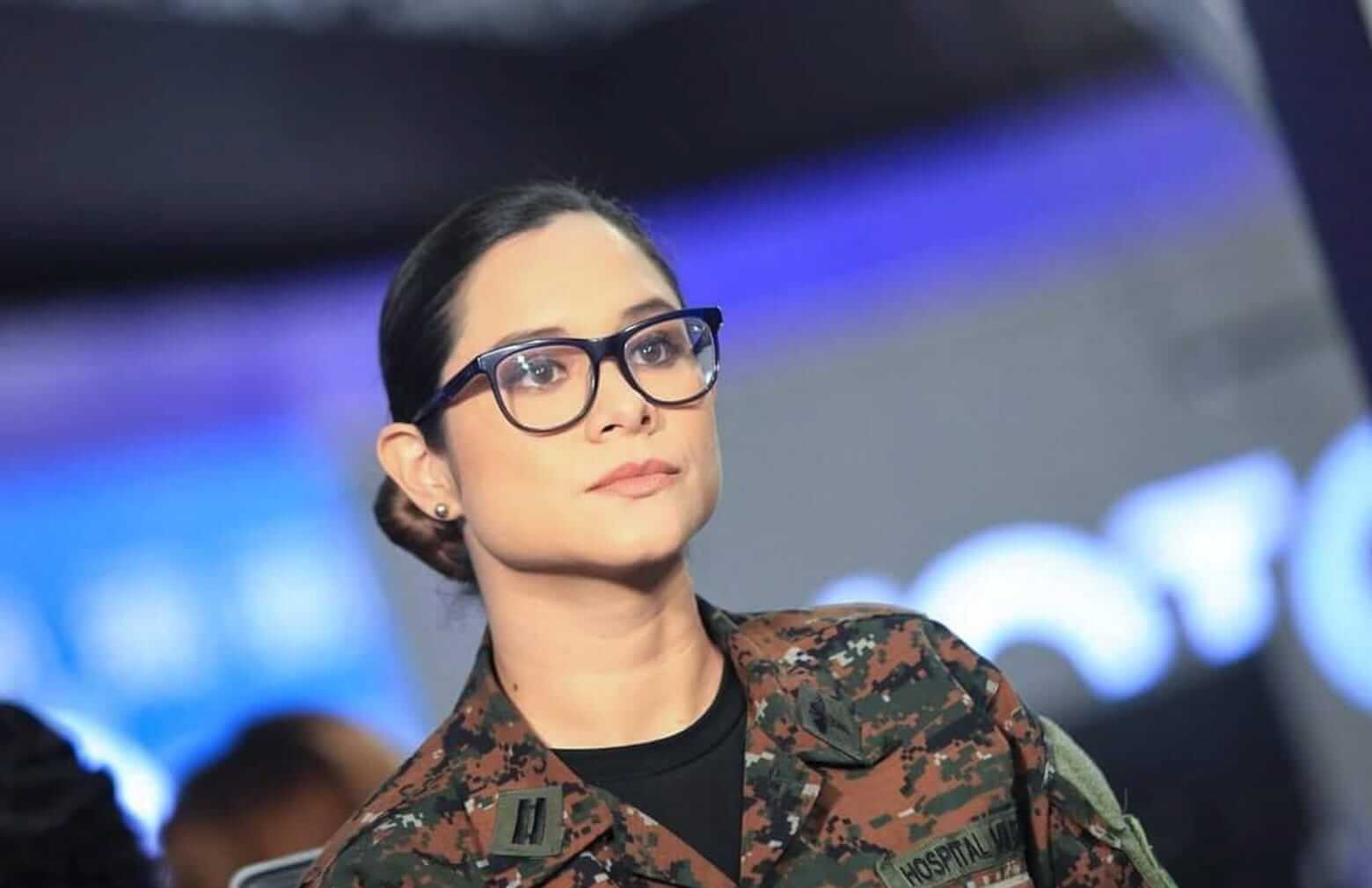 La ministra de Educación de El Salvador, Karla Edith Trigueros, con uniforme militar y gafas, impulsa disciplina en escuelas públicas de El Salvador.