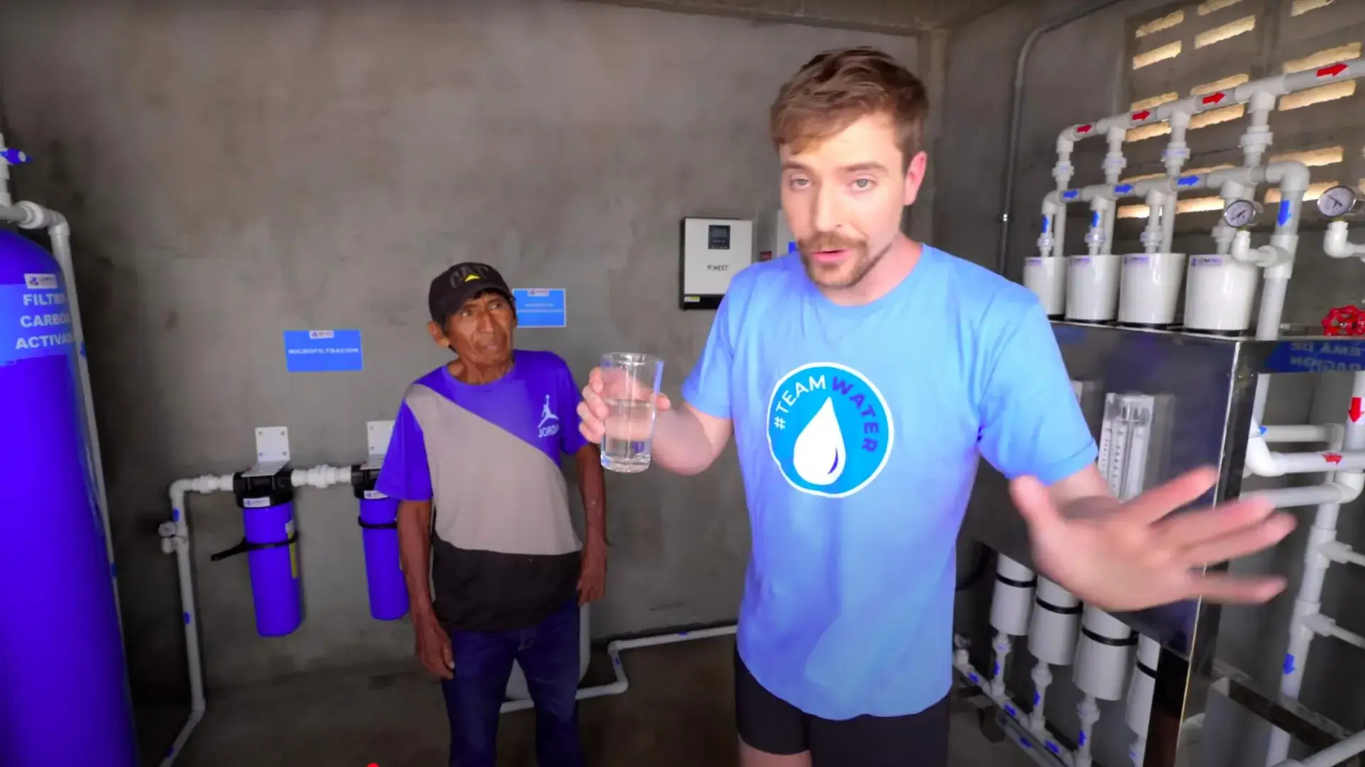 MrBeast con el señor Cristo dentro de la bodega de filtración