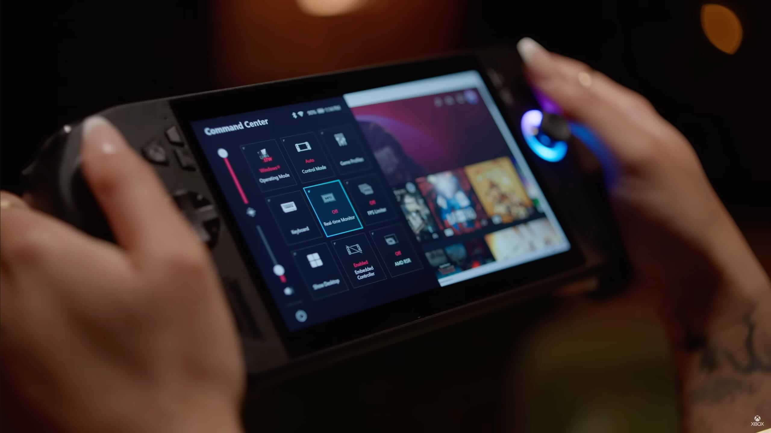 Una persona sostiene una de las consolas portátiles de Xbox mostrando en pantalla el panel de control del sistema, con interfaz optimizada para juegos y botones iluminados.