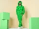 Hombre vistiendo un onesie verde de creeper de la colección OppoSuits x Minecraft, inspirado en el estilo pixelado del videojuego
