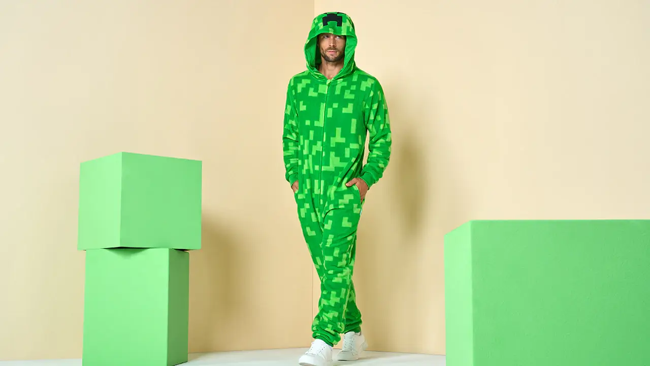Hombre vistiendo un onesie verde de creeper de la colección OppoSuits x Minecraft, inspirado en el estilo pixelado del videojuego