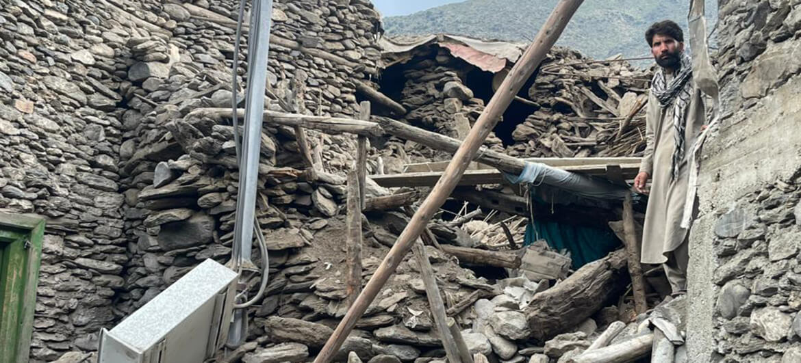 Un hombre de pie entre los escombros de su casa destruida tras el terremoto en Afganistán, que dejó más de 1.400 muertos y miles de heridos.