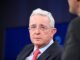 Álvaro Uribe Vélez durante un evento público, vistiendo traje oscuro y corbata roja, en el contexto de la tutela que confirmó su libertad