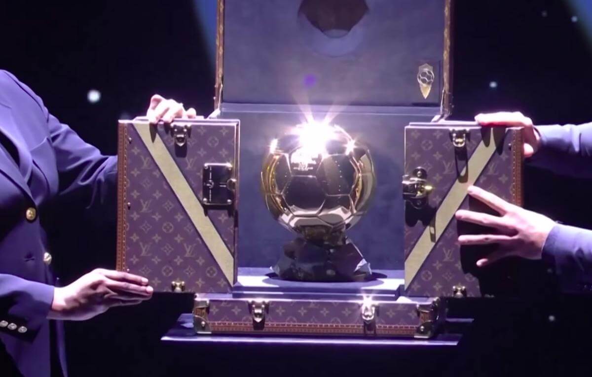 El trofeo del Balón de Oro dentro de su estuche de lujo, iluminado en la ceremonia de premiación, símbolo de los ganadores del Balón de Oro