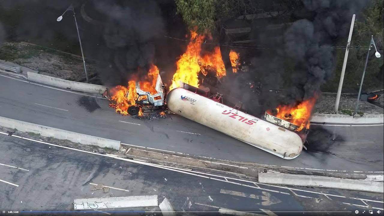 Vista aérea de la explosión del camión cisterna en Iztapalapa, con la unidad envuelta en llamas y humo negro cubriendo la avenida