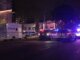 Escena nocturna frente a una estación en Charlotte con fuerte presencia policial, patrullas y vehículos de investigación iluminando el área tras el asesinato en Charlotte