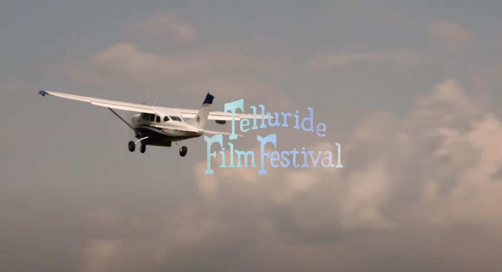 Avioneta sobrevolando el cielo en el tráiler de Perdidos en el Amazonas, documental estrenado en el Festival de Telluride y disponible en Disney+