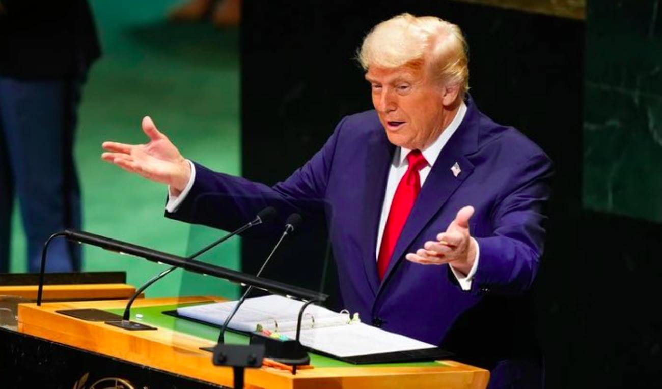 Donald Trump gesticulando con los brazos abiertos mientras habla en la Asamblea General de la ONU, en medio de su denuncia de sabotaje en la ONU