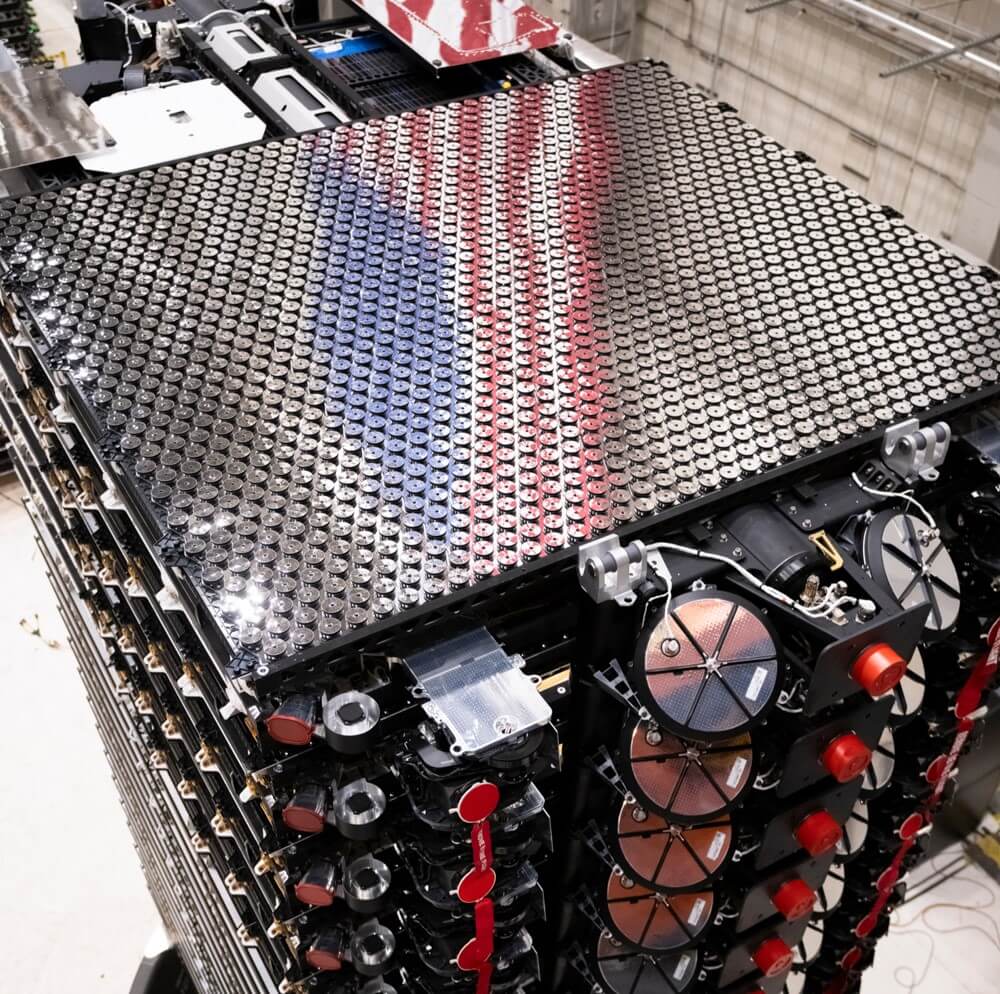 Los satélites Direct to Cell se lanzarán inicialmente en el cohete Falcon 9 de SpaceX y luego en Starship. Una vez en órbita, los satélites se conectarán inmediatamente a través de una red de transmisión láser a la constelación Starlink para proporcionar conectividad global