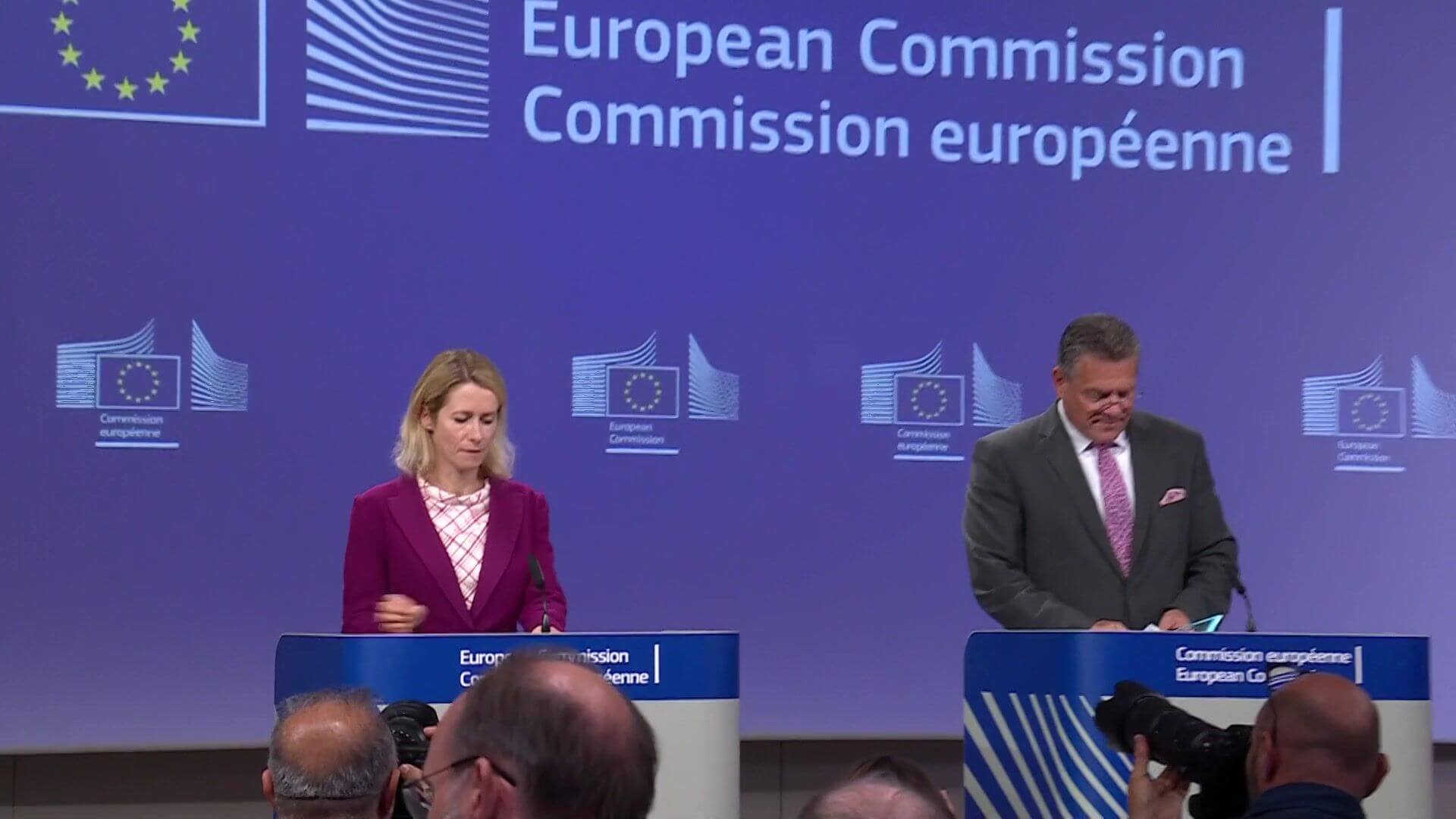 Conferencia de prensa en la Comisión Europea sobre los acuerdos de la UE con Mercosur y México, con funcionarios en el podio y periodistas presentes