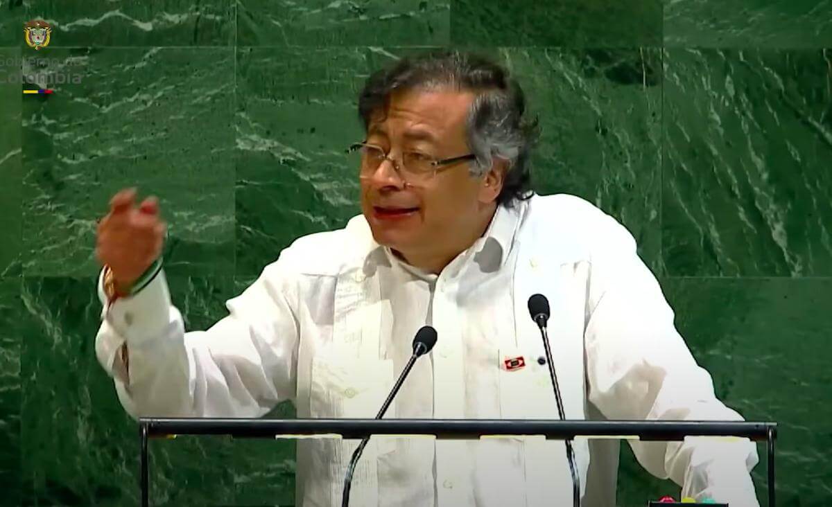 El presidente Gustavo Petro ofrece su último discurso en la Asamblea General de la ONU 2025, levantando la mano mientras enfatiza sus palabras
