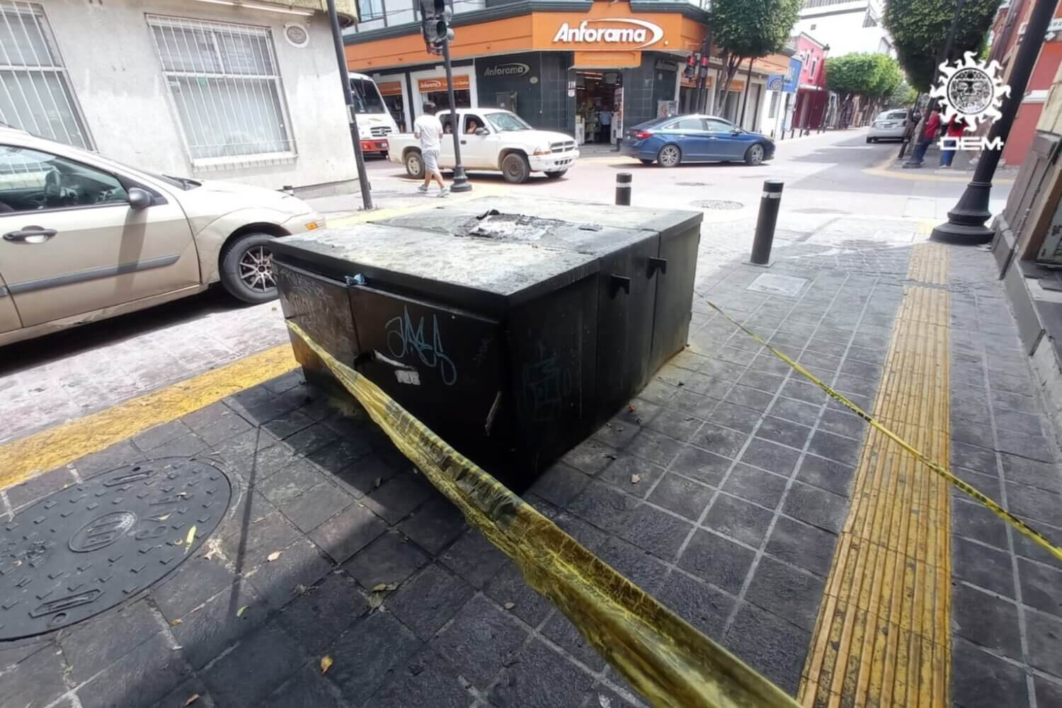 Vista del transformador subterráneo acordonado tras la explosión de transformador en León, ubicado en la esquina de Juárez y Reforma