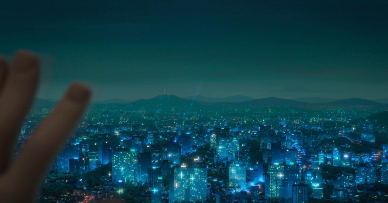 Vista nocturna de una ciudad iluminada con tonos azules desde una ventana, con una mano en primer plano observando el horizonte, evocando el misterio del cortometraje de KPop Demon Hunters