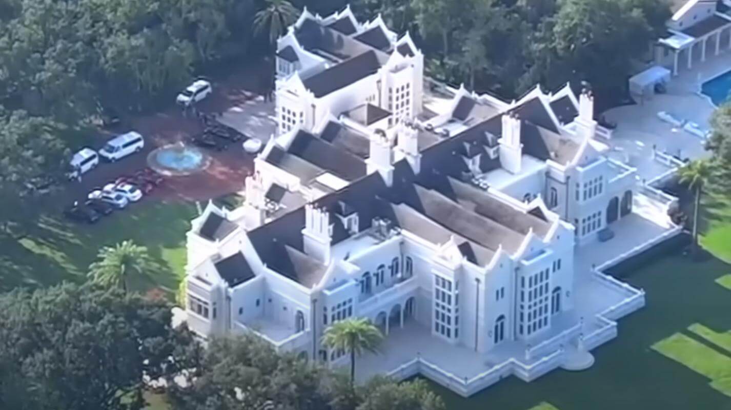 Vista aérea de la mansión en Tampa donde el FBI realizó una redada en la investigación por estafa millonaria de líderes de iglesia