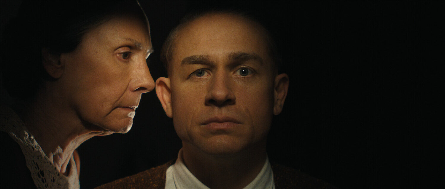 Charlie Hunnam como Ed Gein y Laurie Metcalf como Augusta Gein en Monster: la historia de Ed Gein, en una escena de tensión entre madre e hijo