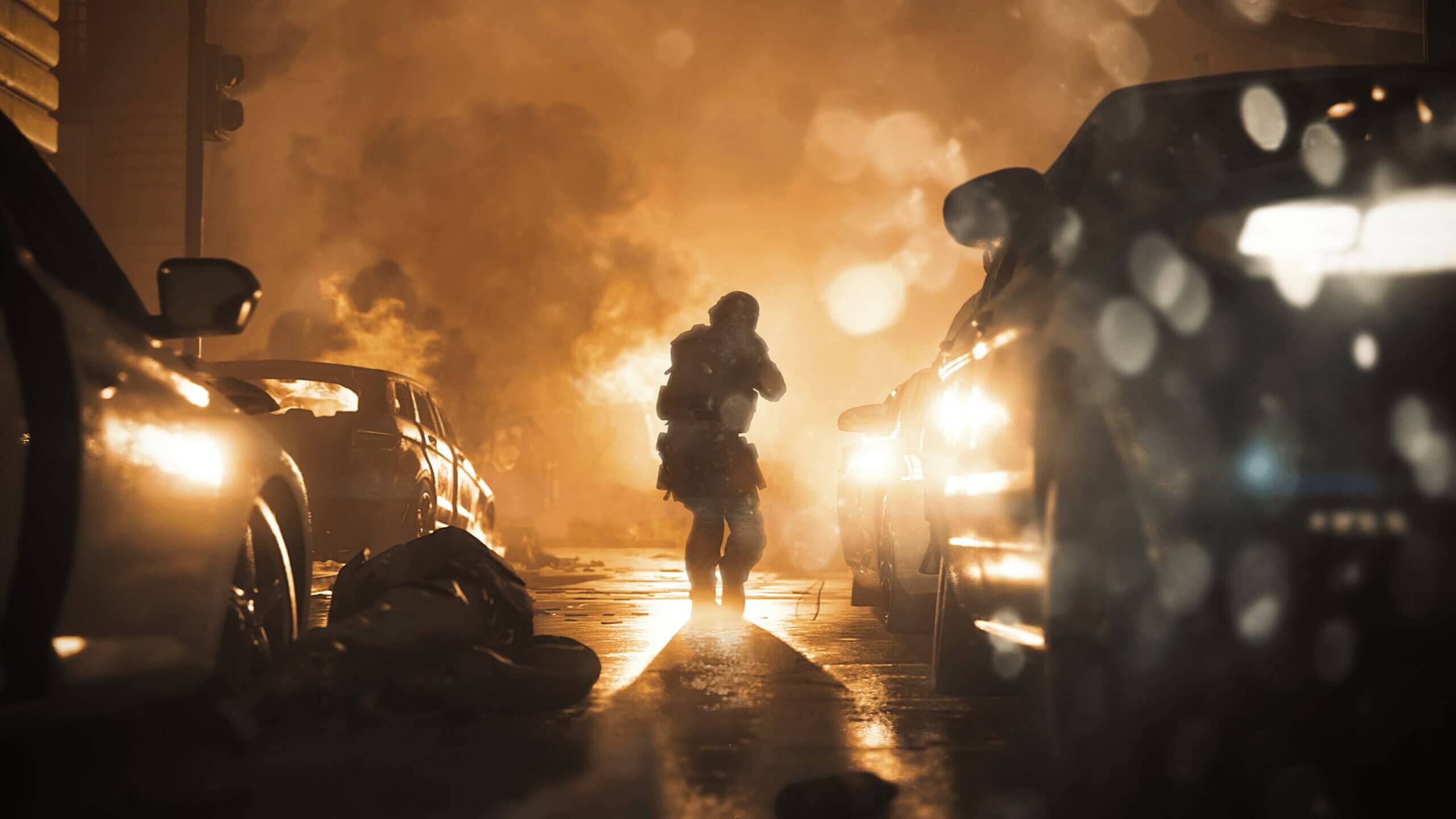 Soldado armado camina entre autos incendiados en una calle oscura, rodeado de humo y fuego, escena cinematográfica inspirada en la película de Call of Duty