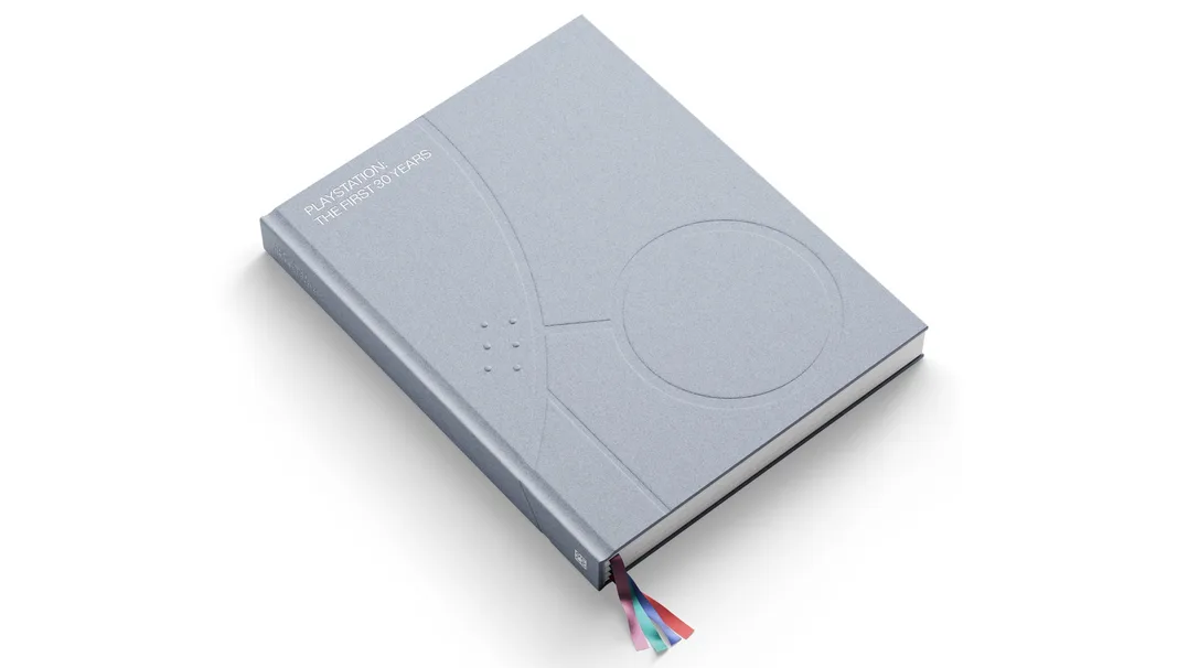 Libro conmemorativo “PlayStation: The First 30 Years” en tapa dura gris, inspirado en la consola original, creado para celebrar los 30 años de PlayStation