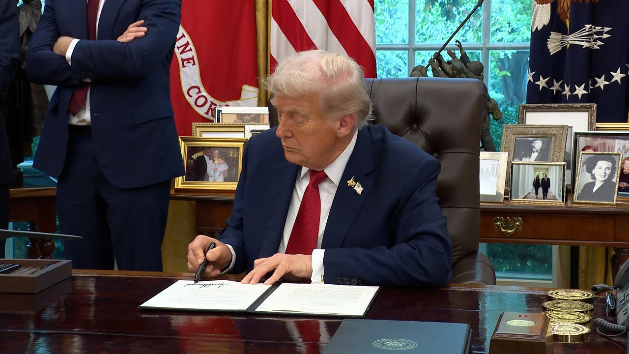 El presidente Donald Trump firma un memorando en el Despacho Oval, ordenando aplicar la pena de muerte en Washington D.C., septiembre de 2025