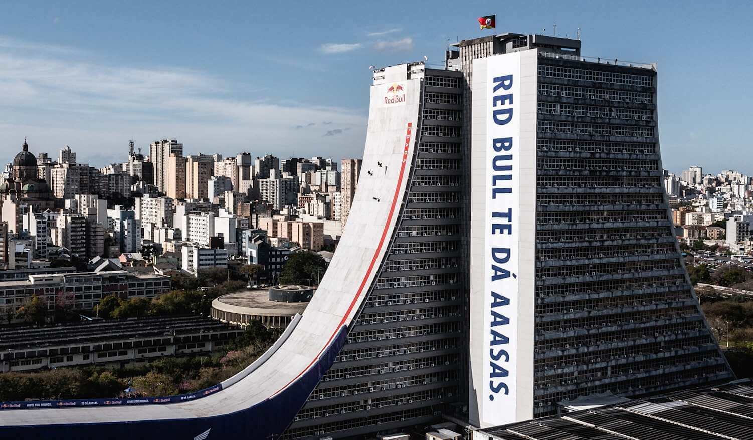 Vista panorámica del edificio CAFF en Porto Alegre con la rampa de skate más grande del mundo instalada en su fachada, escenario del récord Guinness de Sandro Dias en 2025