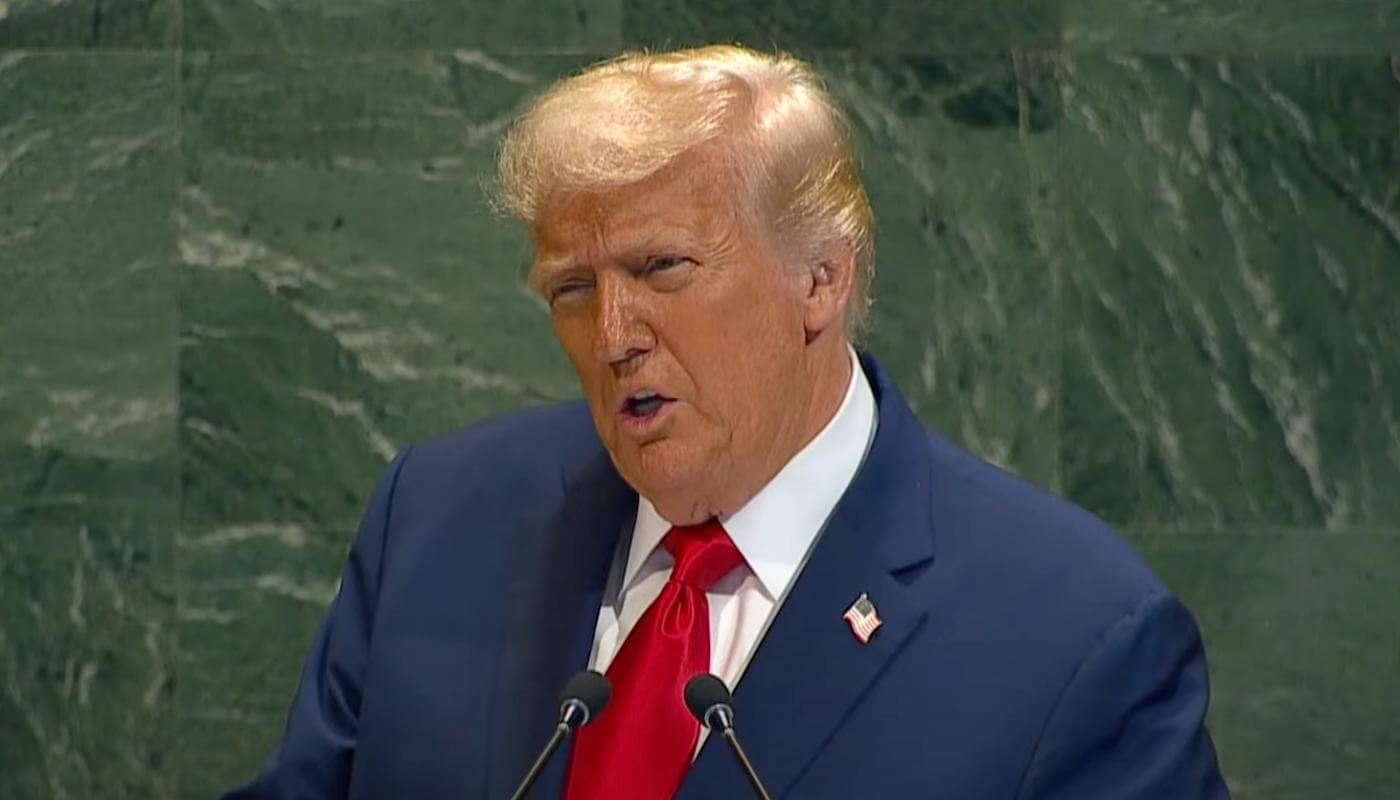 El presidente Donald Trump pronuncia un discurso en la sede de la ONU, de pie frente al podio con micrófonos, vistiendo traje azul y corbata roja