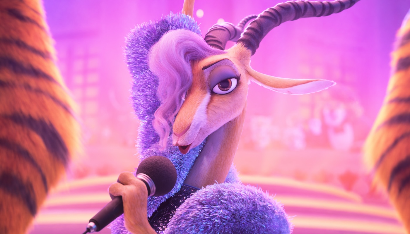 Gazelle, personaje de Zootopia 2 inspirado en Shakira, canta sobre un escenario con micrófono en mano y luces púrpuras brillando de fondo