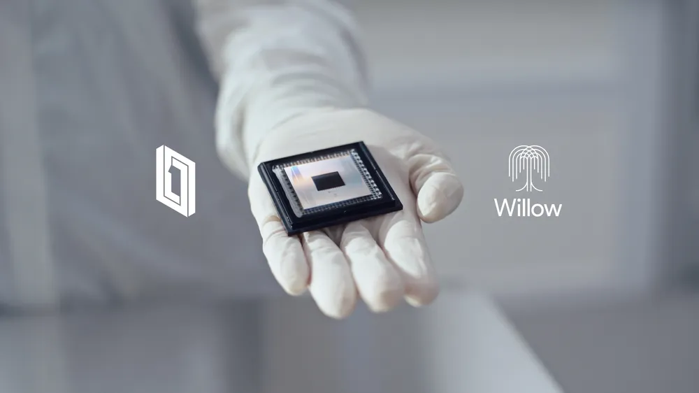 Mano con guante blanco sosteniendo un sensor electrónico o microchip cuadrado. Sobre la imagen se superponen los logotipos blancos de Willow y una figura geométrica estilizada