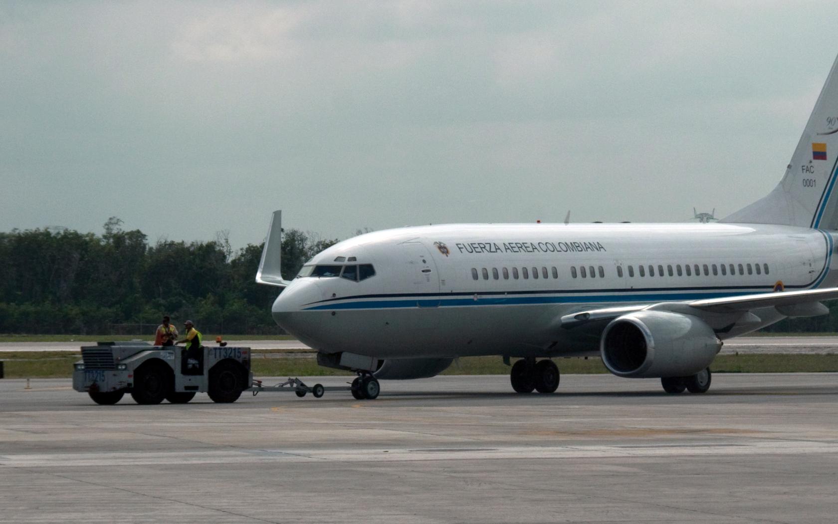 Avión presidencial de Colombia remolcado en pista de aeropuerto, en referencia a la negativa de combustible al avión presidencial mencionada por los medios