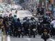 Motociclistas bloquean una avenida principal de Bogotá durante una jornada de protestas por la restricción a motociclistas en Bogotá por Halloween, medida temporal decretada por la Alcaldía para reforzar la seguridad