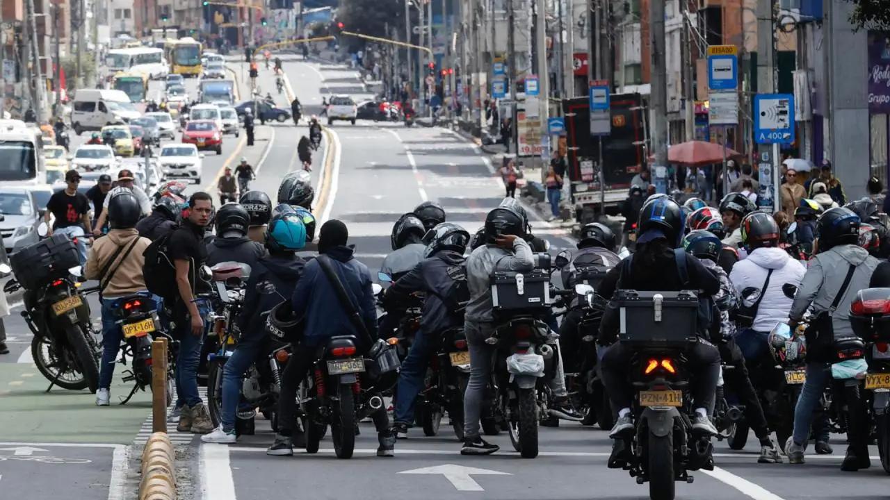 Motociclistas bloquean una avenida principal de Bogotá durante una jornada de protestas por la restricción a motociclistas en Bogotá por Halloween, medida temporal decretada por la Alcaldía para reforzar la seguridad