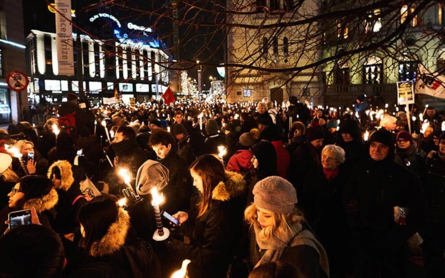 Multitud reunida frente al Ayuntamiento de Oslo durante el tradicional desfile con antorchas del Premio Nobel de la Paz, una celebración que este año no se realizará tras la decisión del Consejo Noruego por la Paz sobre el Nobel de María Corina Machado