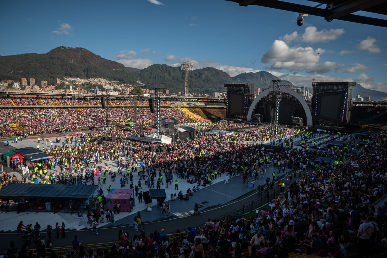 Multitud en el estadio El Campín de Bogotá durante un concierto masivo, reflejando la magnitud de eventos como el concierto de Guns N’ Roses en Bogotá