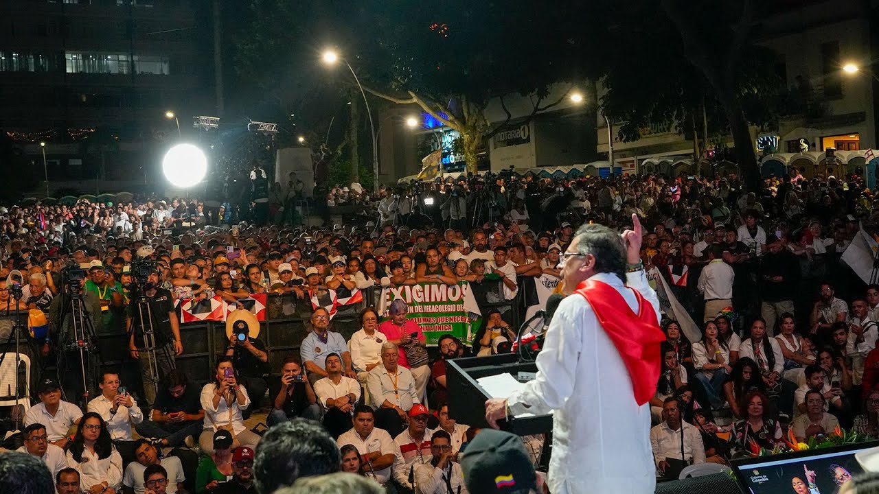 El presidente de Colombia, Gustavo Petro, se dirige a una multitud durante un acto nocturno en el parque Murillo Toro de Ibagué, en el que llamó a la ciudadanía a “ponerse en modo constituyente” como parte de su propuesta de la Constituyente de Petro