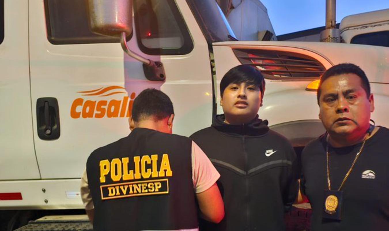 Pequeño J fue capturado en Perú: agentes de la Policía Nacional lo escoltan durante su detención en Pucusana, junto a un camión en el que intentaba ocultarse