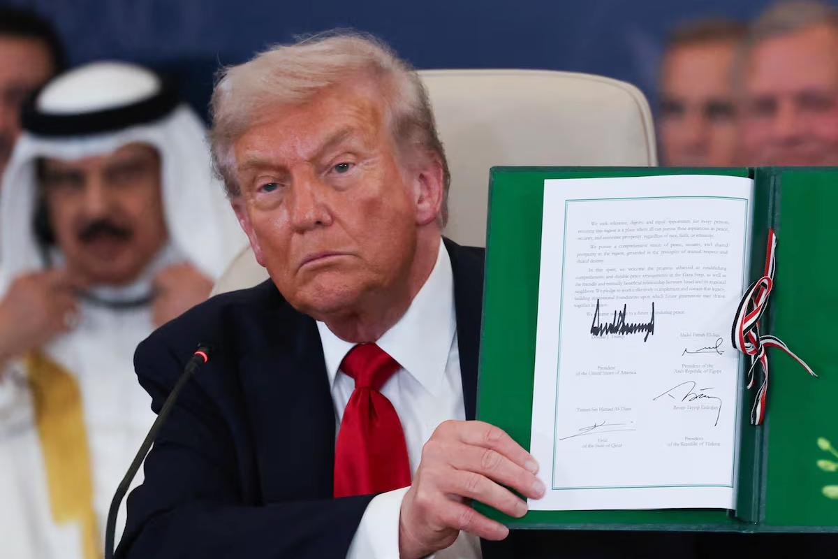 El presidente de Estados Unidos muestra un documento firmado durante la ceremonia del acuerdo de paz en Medio Oriente, símbolo del fin del conflicto en Gaza