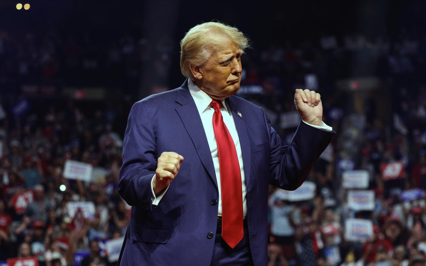 El presidente de Estados Unidos levanta los puños y sonríe durante un acto multitudinario de campaña en un estadio lleno de simpatizantes