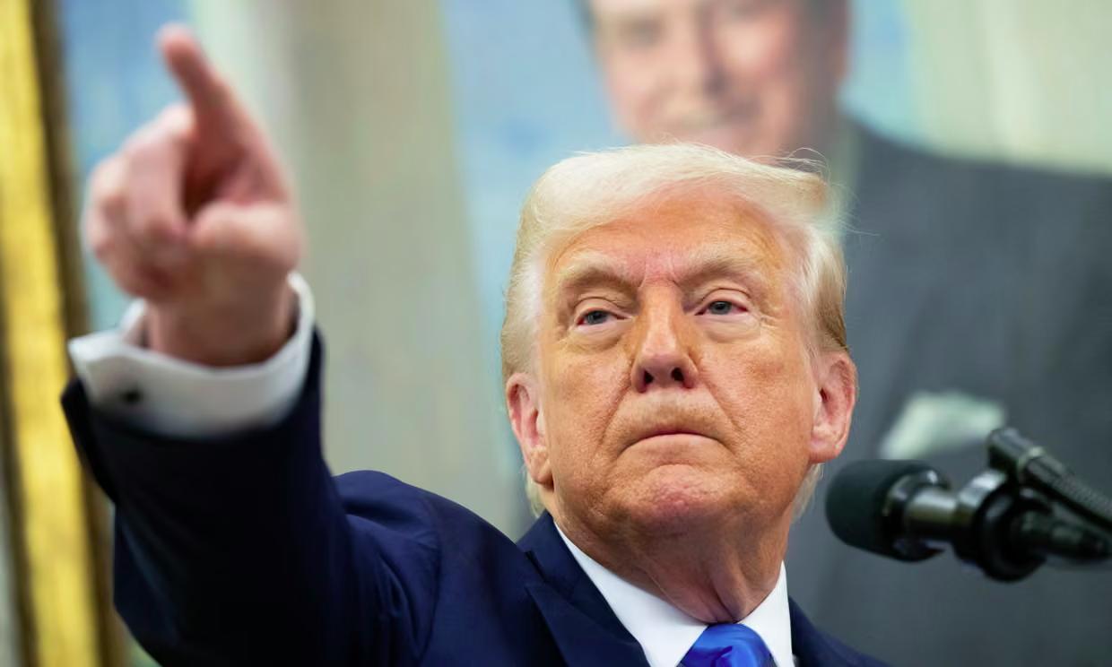 Donald Trump señala con firmeza durante un discurso en la Casa Blanca, en referencia a sus declaraciones sobre Colombia —Trump amenazó a Petro