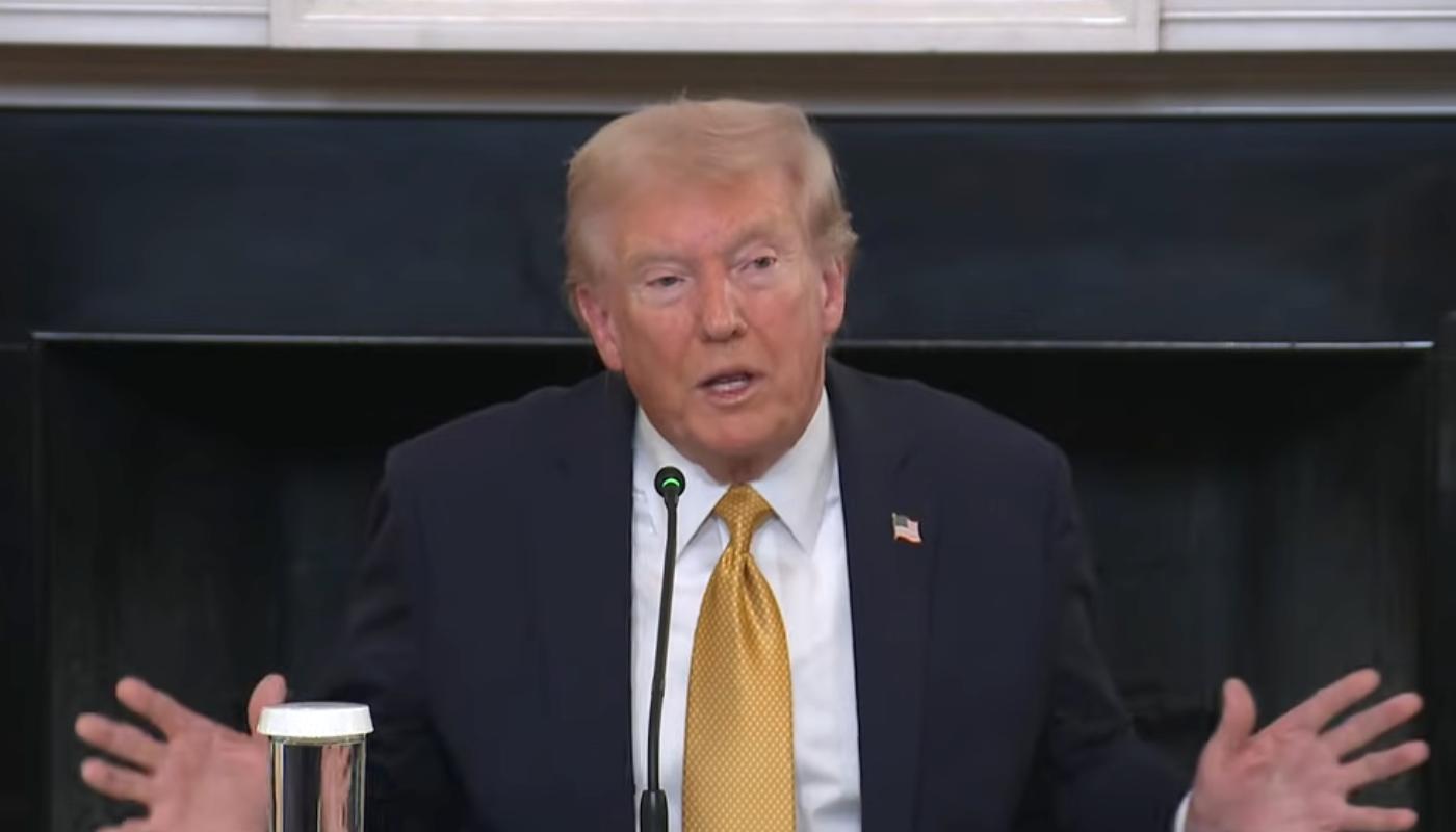 Donald Trump habla en conferencia desde la Casa Blanca, con las manos abiertas frente a un micrófono, durante el discurso donde advierte a Gustavo Petro sobre la política antidrogas de Colombia