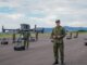 Soldados del Ejército de Colombia operan un dron de gran tamaño durante el entrenamiento del nuevo batallón de drones en una pista militar, con montañas al fondo y equipos listos para el despegue