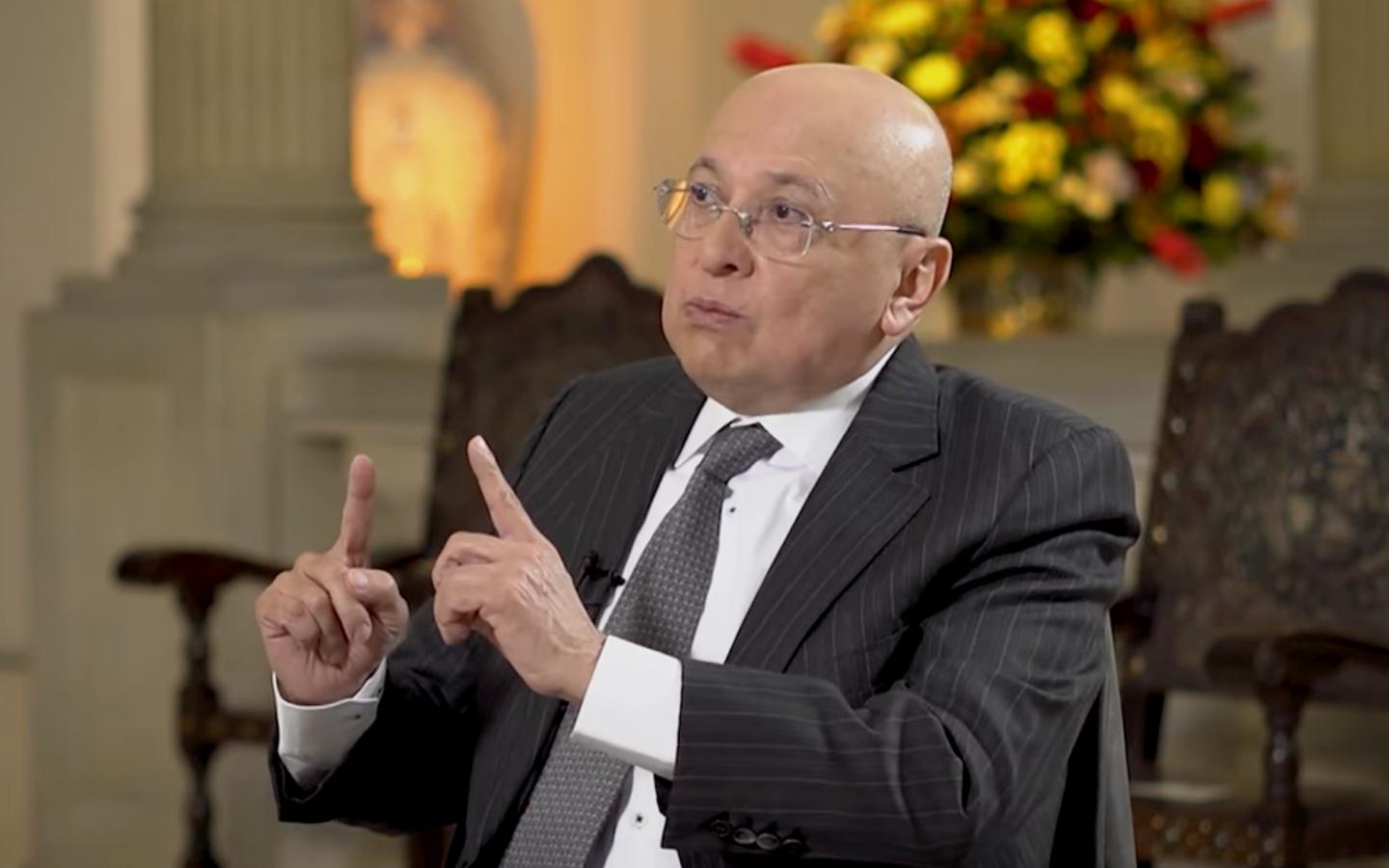 Eduardo Montealegre Lynett, ministro de Justicia de Colombia, durante una entrevista gesticulando con ambas manos