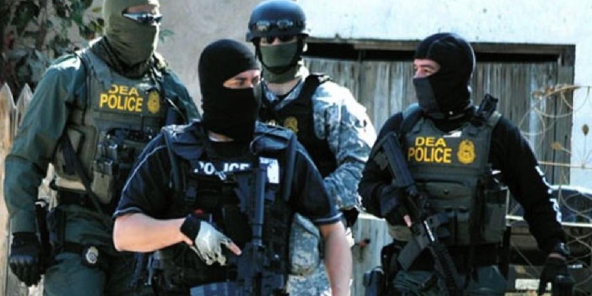 Agentes de la DEA fuertemente armados durante una operación antidrogas en América Latina, imagen referencial utilizada en el contexto de la denuncia de un presunto Golpe de Estado