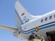 Personal de la Fuerza Aérea Colombiana carga equipamiento en el avión presidencial FAC 0001, en medio de la controversia por el combustible al avión presidencial