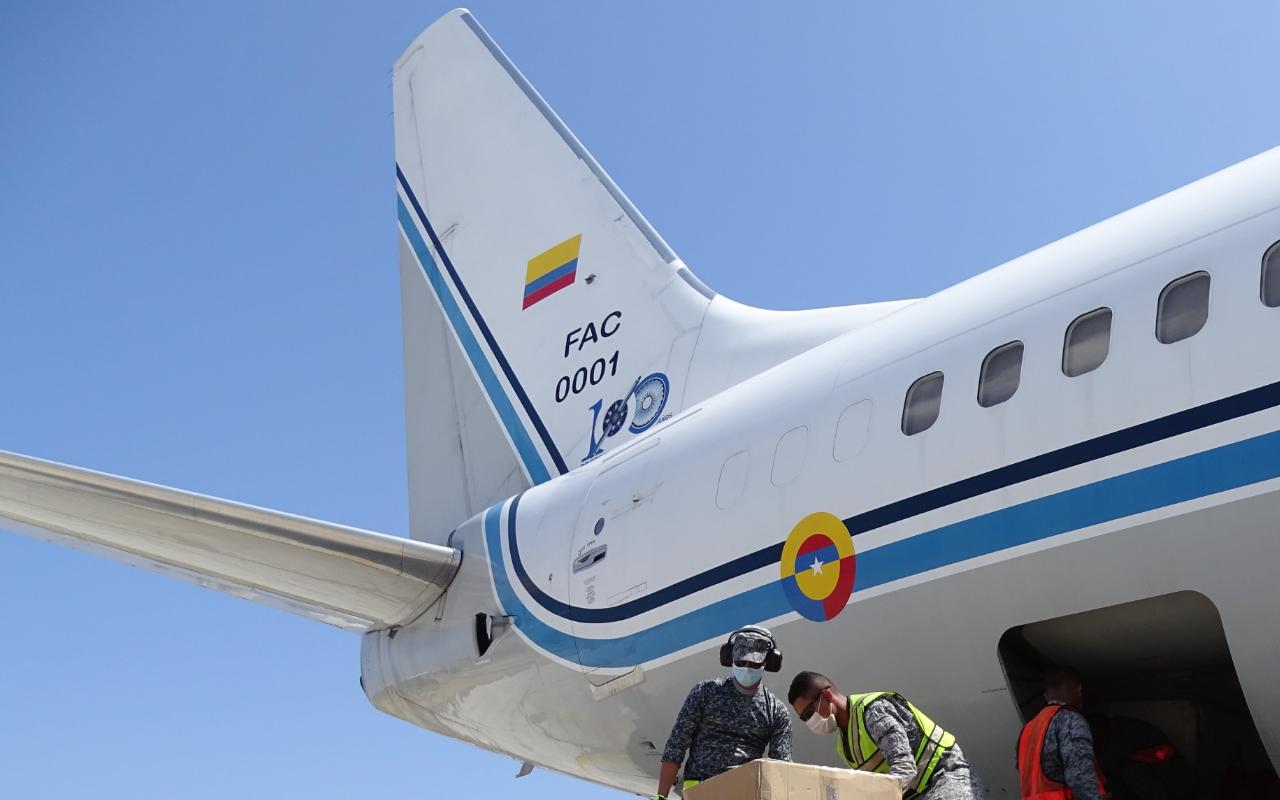 Personal de la Fuerza Aérea Colombiana carga equipamiento en el avión presidencial FAC 0001, en medio de la controversia por el combustible al avión presidencial