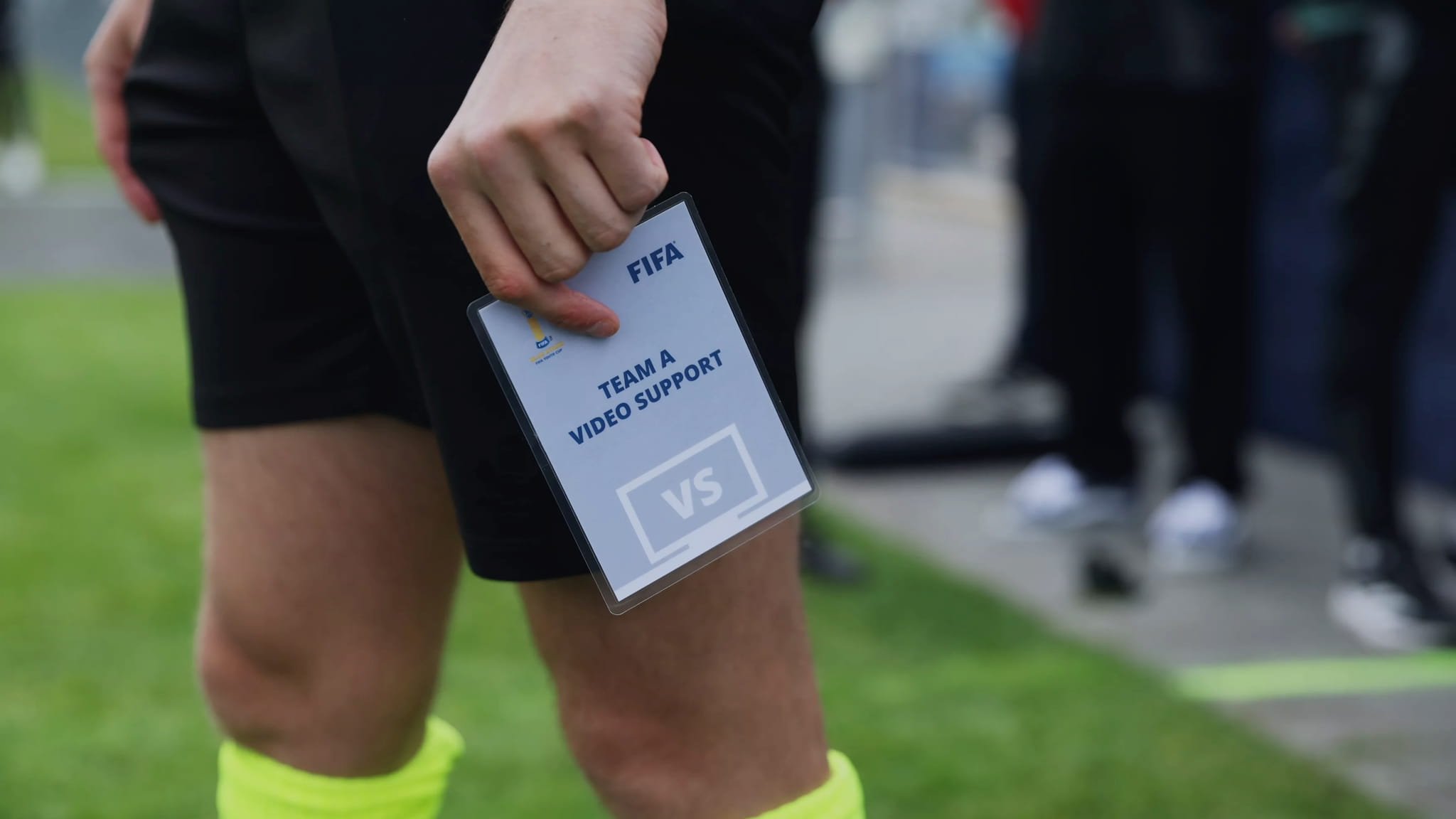 Árbitro sostiene una tarjeta del sistema Football Video Support (FVS) de la FIFA