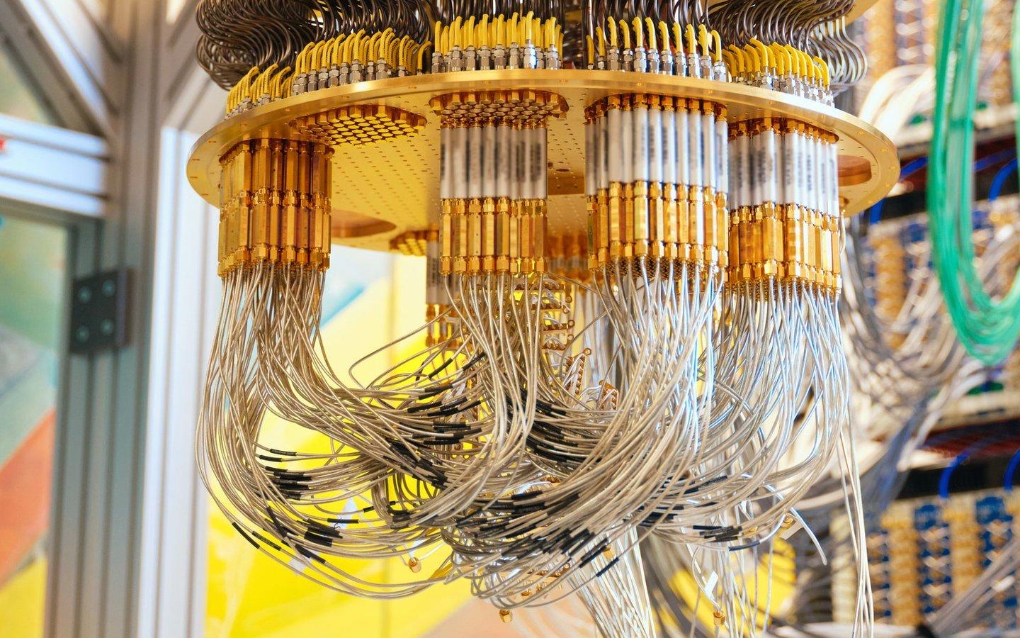 Detalle del sistema de refrigeración y cableado del procesador cuántico Willow de Google, utilizado en el desarrollo del algoritmo cuántico para lograr una ventaja verificable frente a los supercomputadores